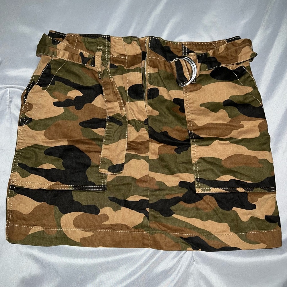 DIVIDED H&M SIZE 8 CAMO SKIRT